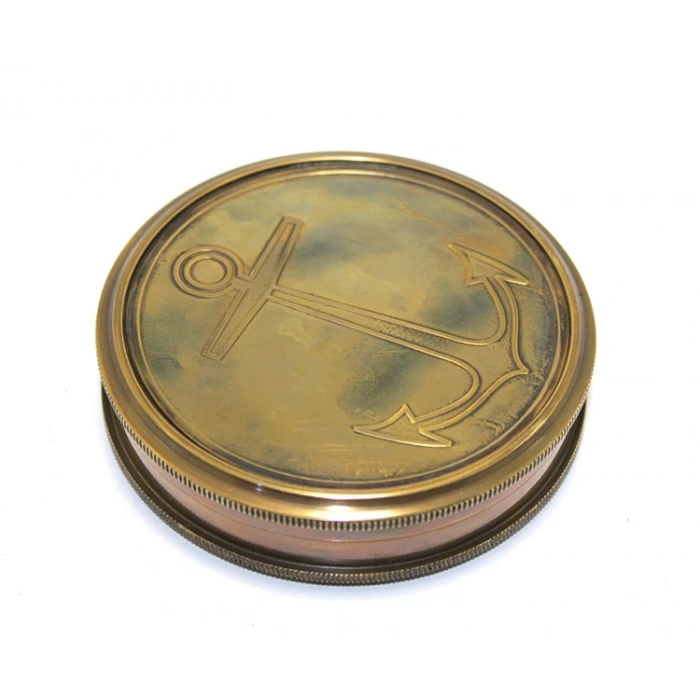 على علبة نحاسية مزينة بنقش المّج، بوصلة عمليّة