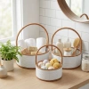 3 Boy İç İçe Geçebilen Plastik Rattan Sepetler–Beyaz Renkli,Kahverengi Saplı, Çok Amaçlı Düzenleyici ve Sunum Sepeti Seti (5365)