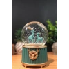 Pilli Işıklı Müzikli Kar Küresi–İki Geyikli Yeşil Figürlü Eğlenceli Masaüstü Biblo, LED Aydınlatmalı Dekoratif Hediyelik Kar Küresi