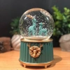 Pilli Işıklı Müzikli Kar Küresi–İki Geyikli Yeşil Figürlü Eğlenceli Masaüstü Biblo, LED Aydınlatmalı Dekoratif Hediyelik Kar Küresi (5365)