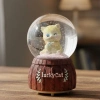 Pilli Işıklı Müzikli Kar Küresi–Şanslı Kedi Figürlü Eğlenceli Masaüstü Biblo, LED Aydınlatmalı Dekoratif Hediyelik Kar Küresi (5365)