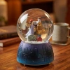 Pilli Işıklı Müzikli Kar Küresi–Valizli Sevgili Çift Figürlü Eğlenceli Masaüstü Biblo, LED Aydınlatmalı Dekoratif Hediyelik Kar Küresi (5365)