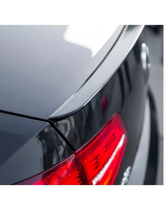 Volkswagen Passat B8 2015+ Uyumlu Anatomik Spoiler (Piano Black)