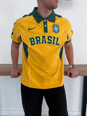 BRASİL POLO YAKA BASKI DETAY TSHİRT -SARI