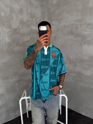 BARÇA NAKIŞ DETAY OVERSİZE POLO YAKA TSHİRT