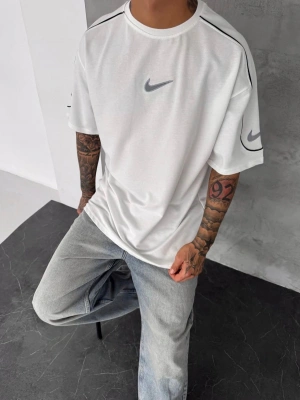 NKE REFLEKTÖR ARA BİLYELİ OVERSİZE TSHİRT -BEYAZ