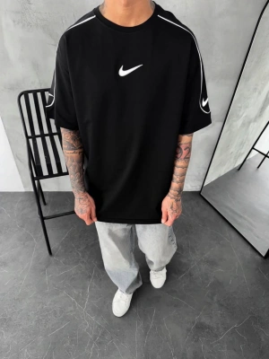 NKE REFLEKTÖR ARA BİLYELİ OVERSİZE TSHİRT -SİYAH