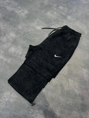 NKE YIKAMALI NAKIŞ 2 İPLİK BAGGY EŞOFMAN -SİYAH