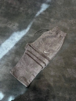 NKE YIKAMALI NAKIŞ 2 İPLİK BAGGY EŞOFMAN -KAHVE