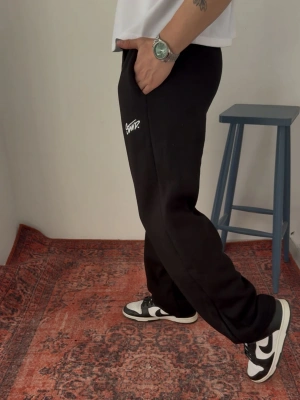 BAGGY STW NAKIŞ DETAY EŞOFMAN - SİYAH