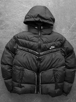 NKE BEYAZ BİLYELİ ŞİŞME MONT -SİYAH