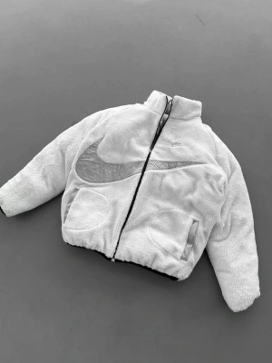 NKE ÇİFT TARAFLI PELUŞ MONT -GRİ