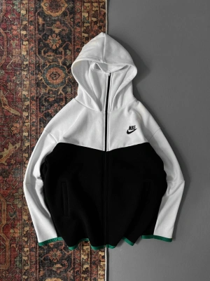 TECH FLECEE MASKELİ HIRKA