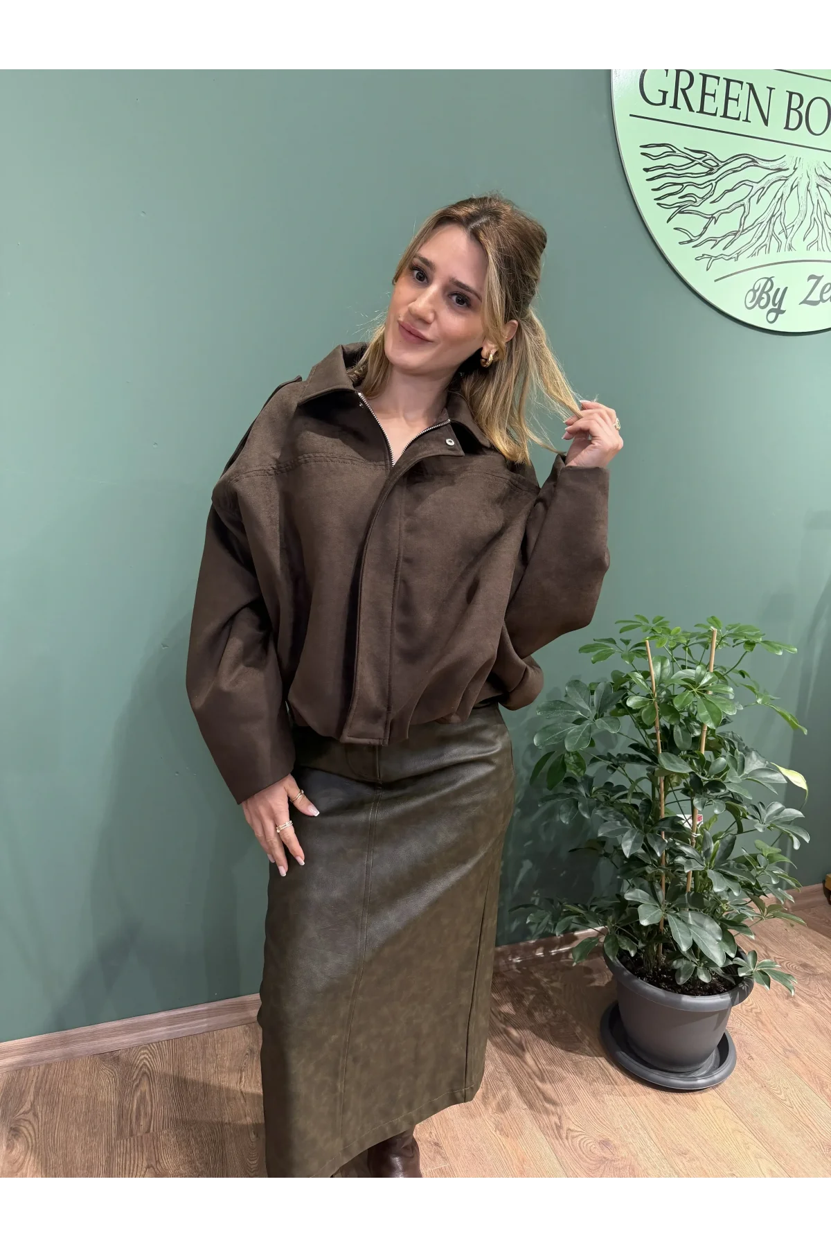 Arkadan Yırtmaçlı Midi Boy Eskitme Görünümlü Deri Etek Haki