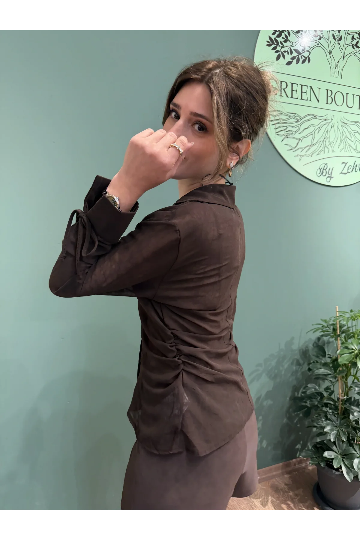 Büzgülü Bağcık Detaylı Transparan Gömlek Kahverengi