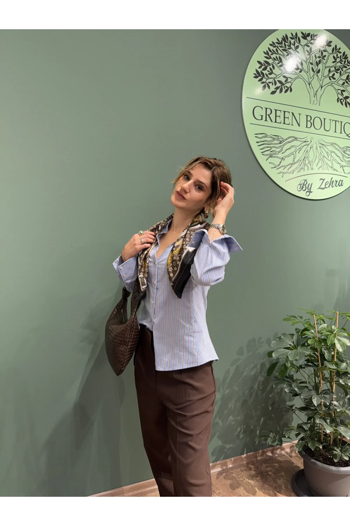 Çizgili Vücuda Oturan Mavi Gömlek