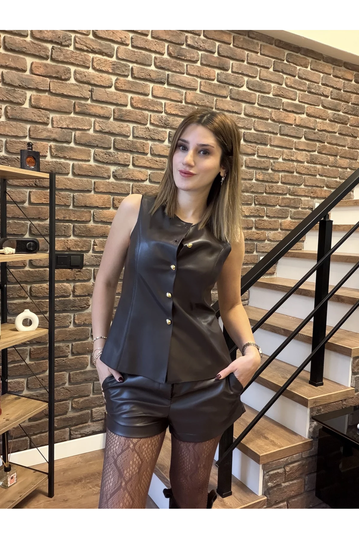 Gold Düğmeli Deri Yelek ve Cep Detaylı Deri Şort Alt/Üst Takım Kahverengi