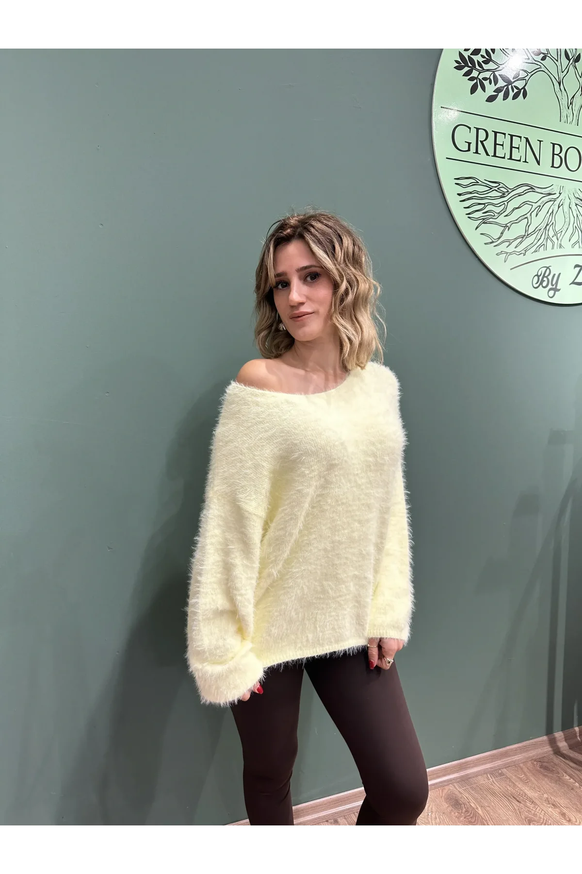 Kayık Yaka Yumuşak Dokulu Triko Kazak Sarı