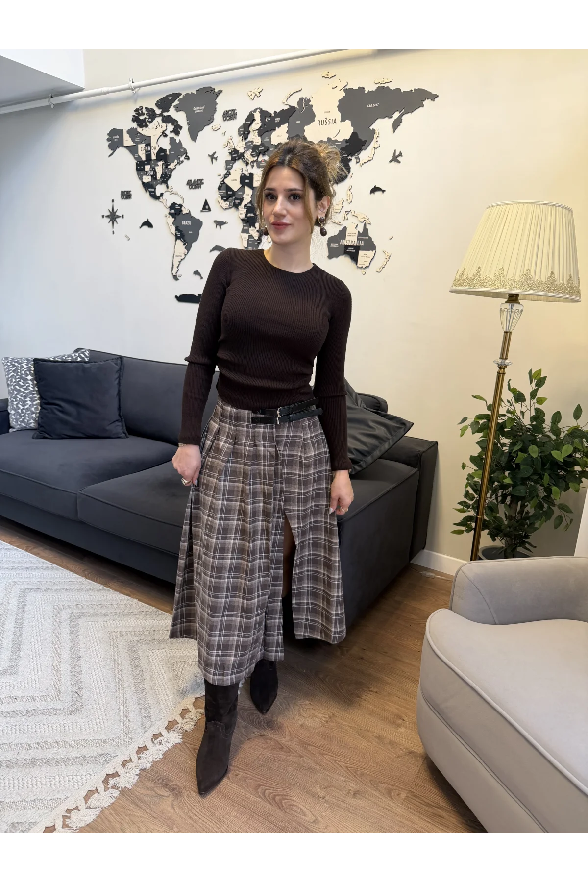 Kemer Detaylı Ekose Desenli Yırtmaçlı Etek Kahverengi