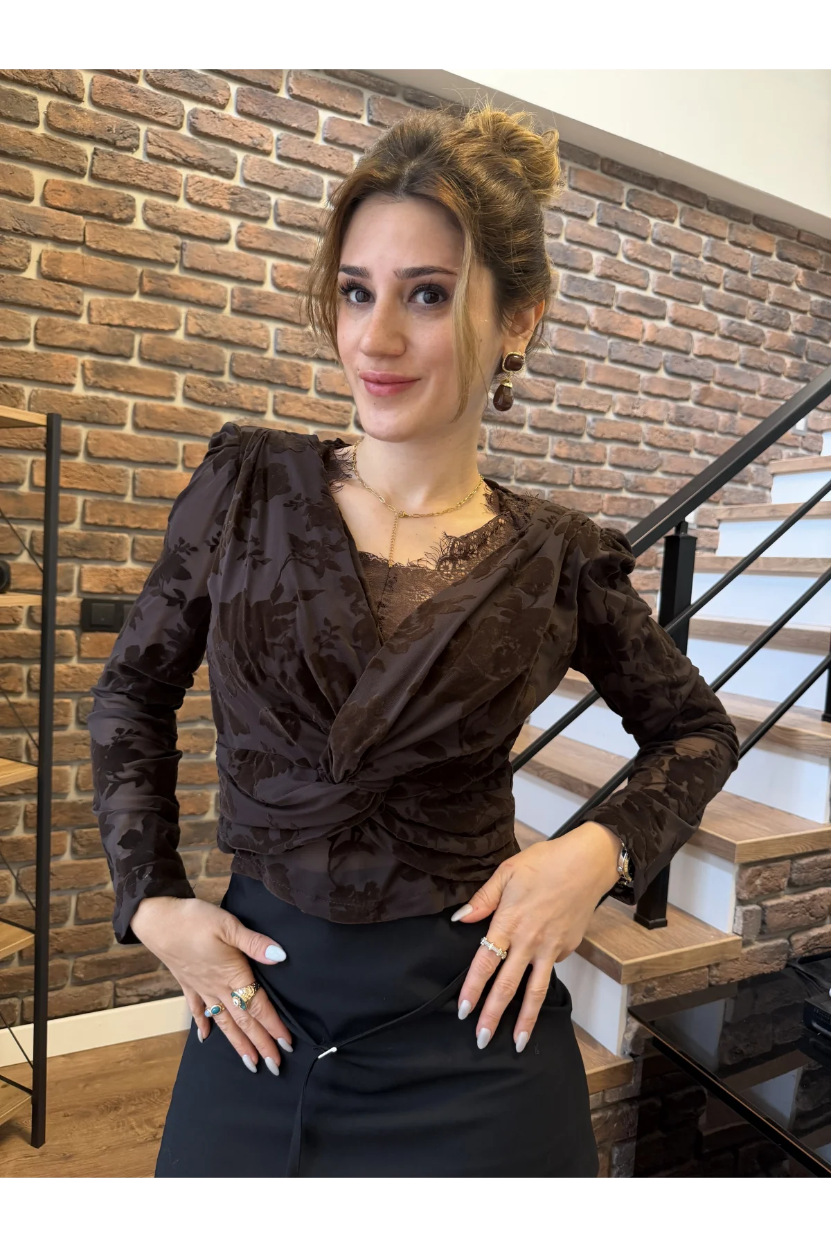 Kruvaze Yaka Kadife Desenli Bluz Kahverengi