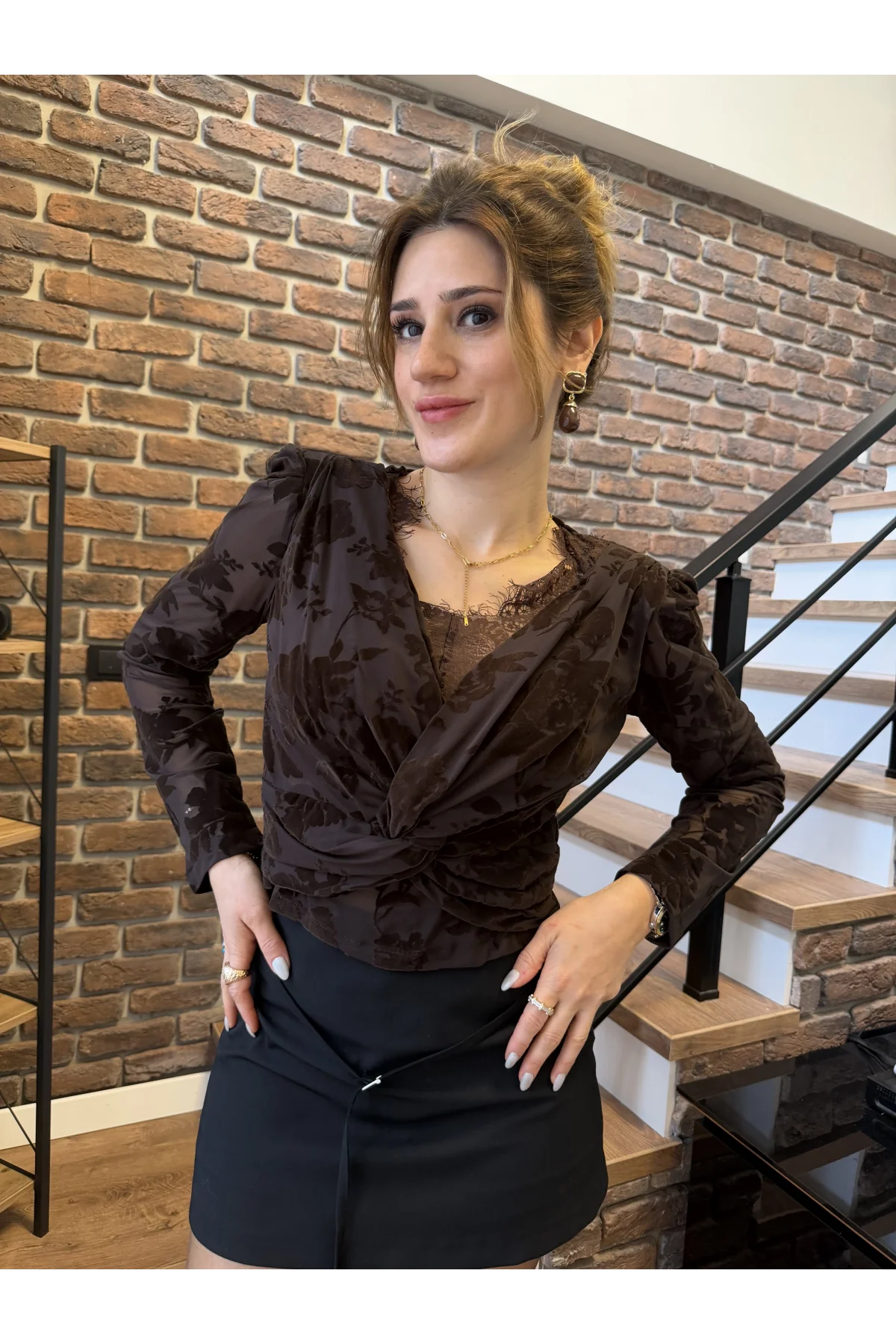 Kruvaze Yaka Kadife Desenli Bluz Kahverengi