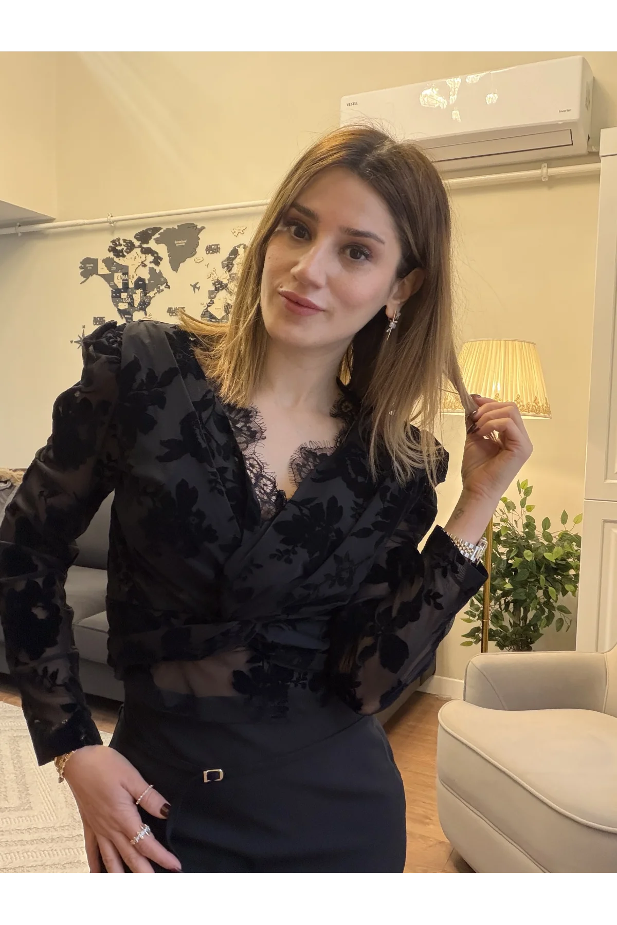 Kruvaze Yaka Kadife Desenli Bluz Siyah