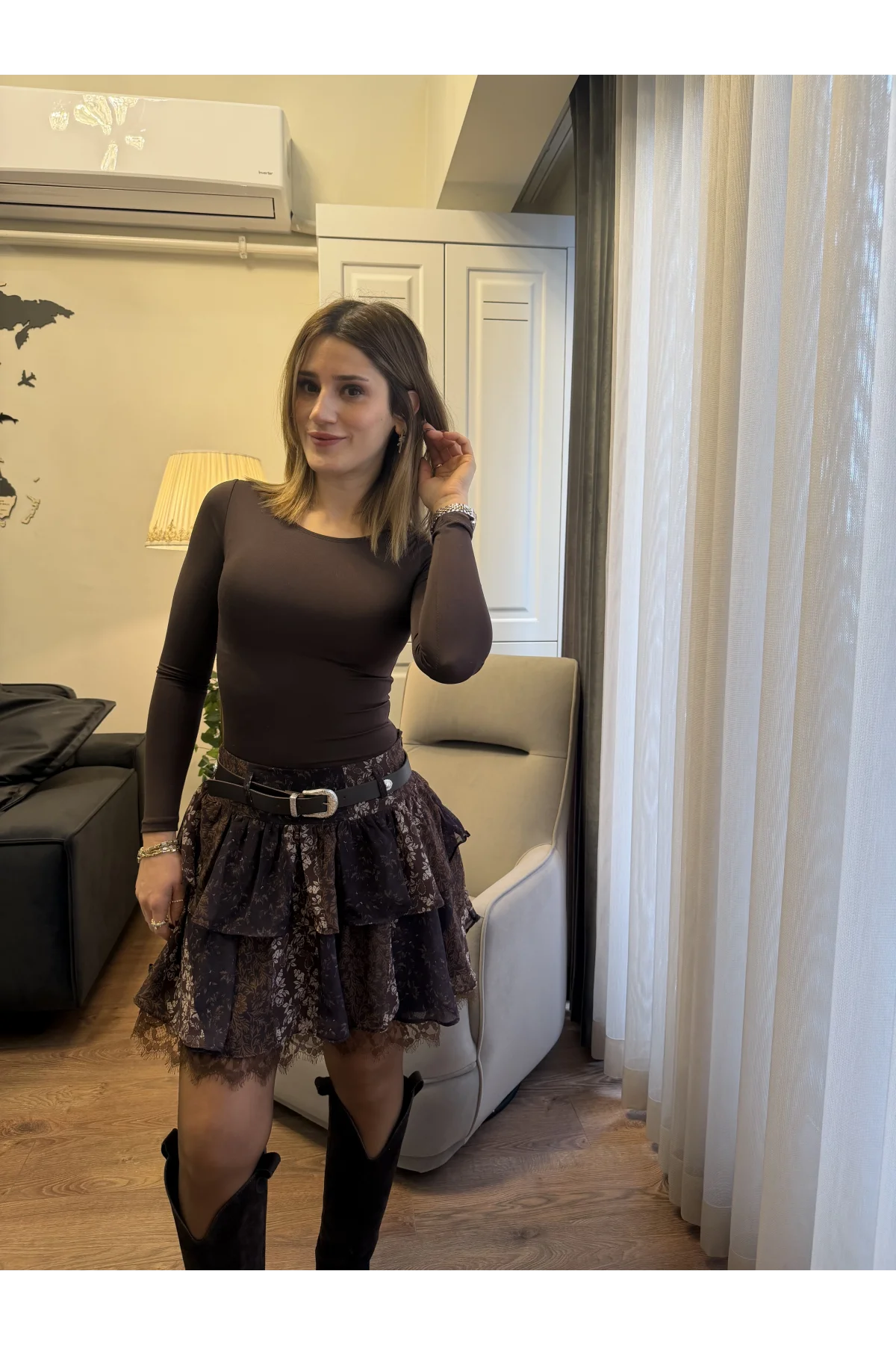 Pileli Kemer ve Dantel Detaylı Desenli Mini Etek Kahverengi