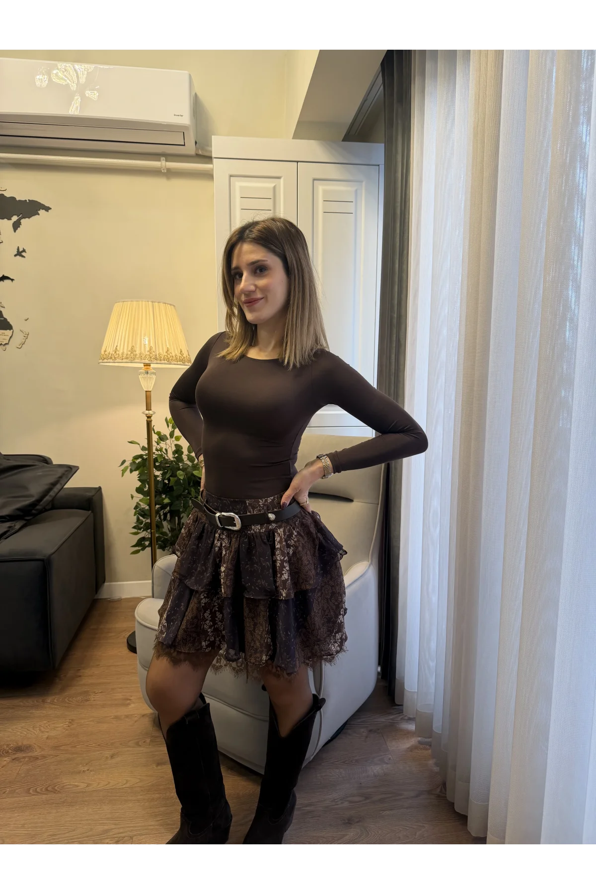 Pileli Kemer ve Dantel Detaylı Desenli Mini Etek Kahverengi