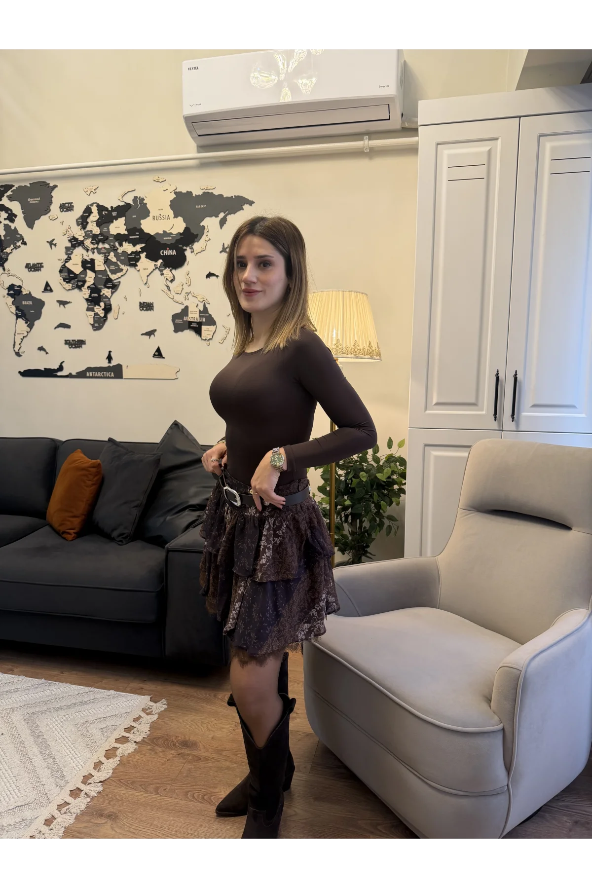 Pileli Kemer ve Dantel Detaylı Desenli Mini Etek Kahverengi