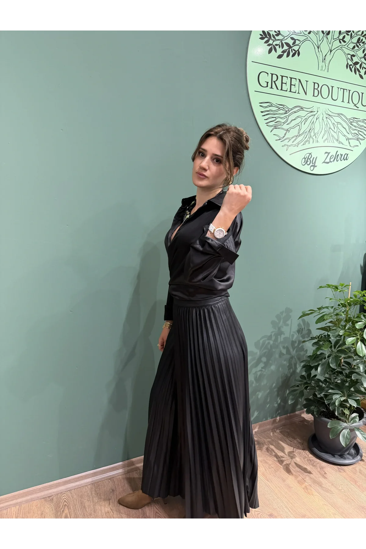 Pileli Uzun Parlak Etek Siyah
