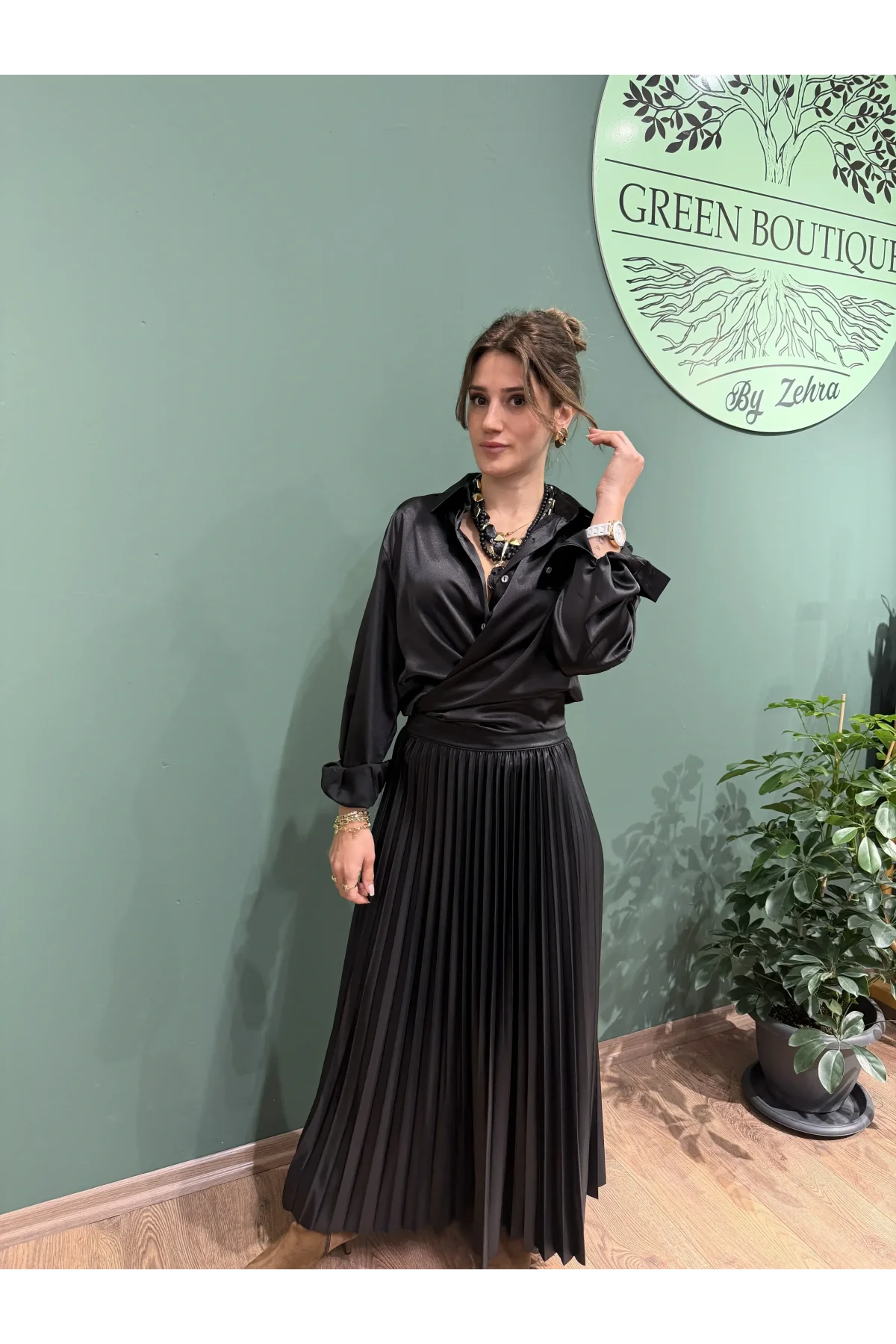 Pileli Uzun Parlak Etek Siyah