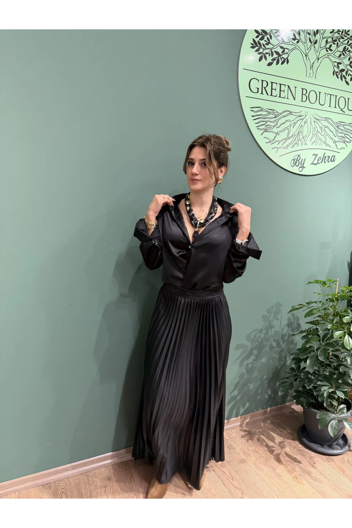 Pileli Uzun Parlak Etek Siyah