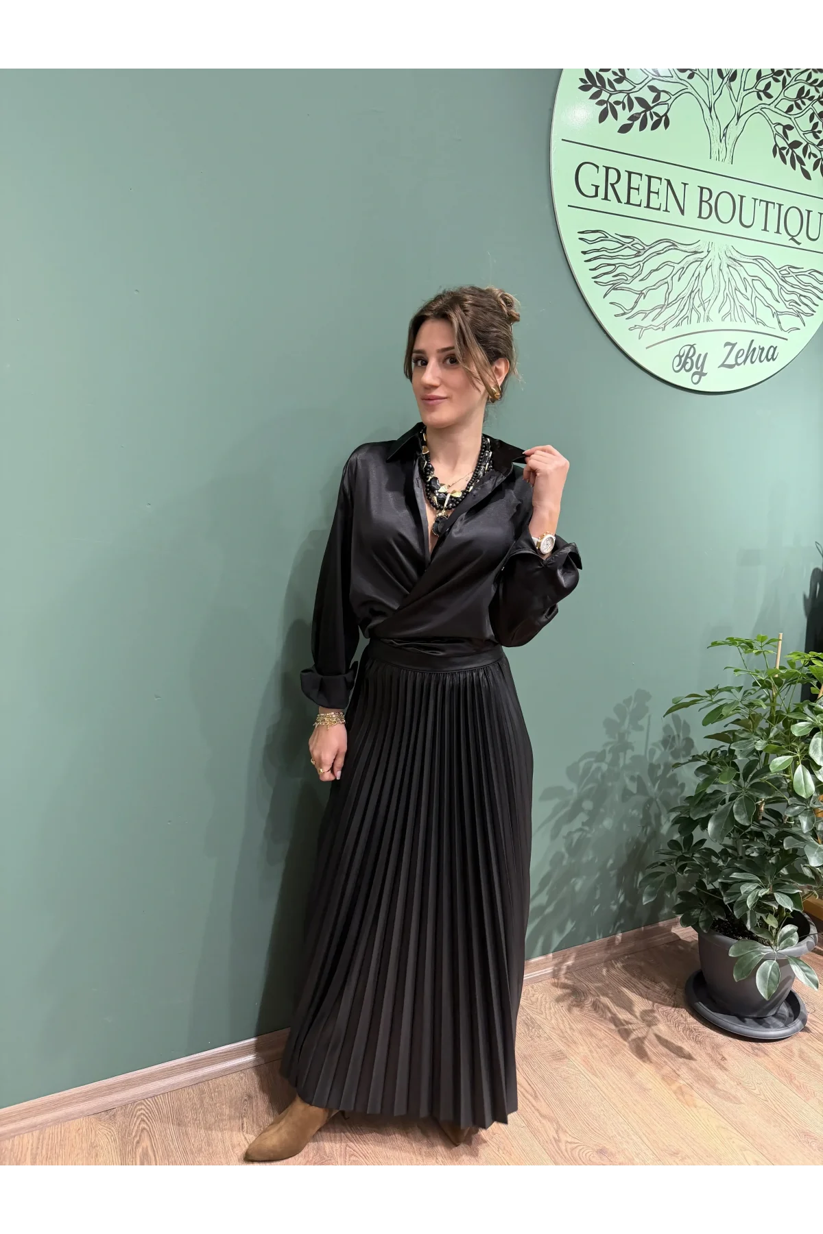 Pileli Uzun Parlak Etek Siyah