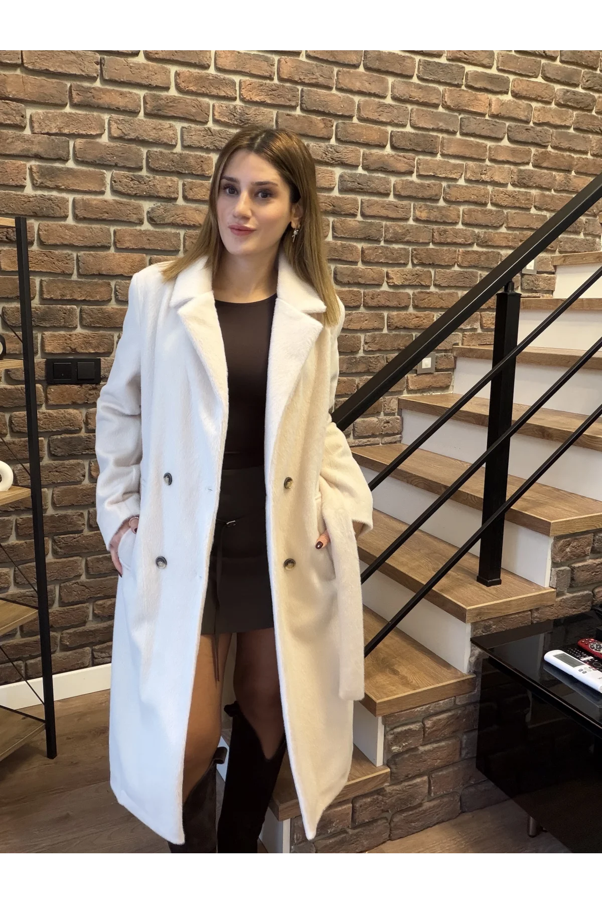 Tay Tüyü Düğme Ve Kuşak Detaylı Kaban Taş