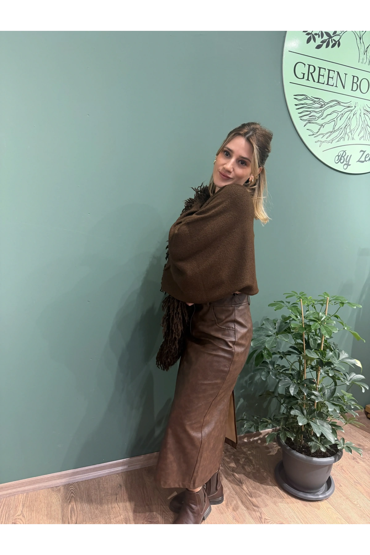 Arkadan Yırtmaçlı Midi Boy Eskitme Görünümlü Deri Etek Acıkahve