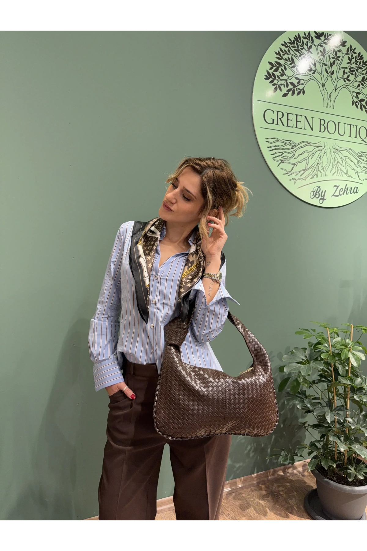 Çizgili Vücuda Oturan Mavi Gömlek