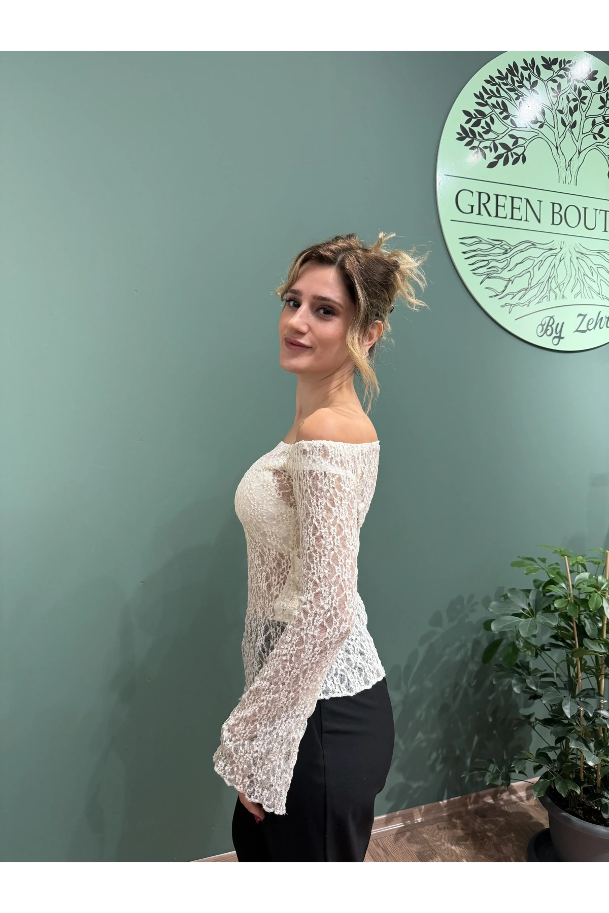 Kayık Yaka Dantel Bluz Ekru