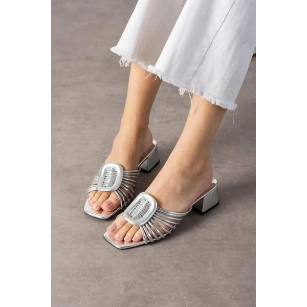 Anca Gümüş Rugan Topuklu Terlik