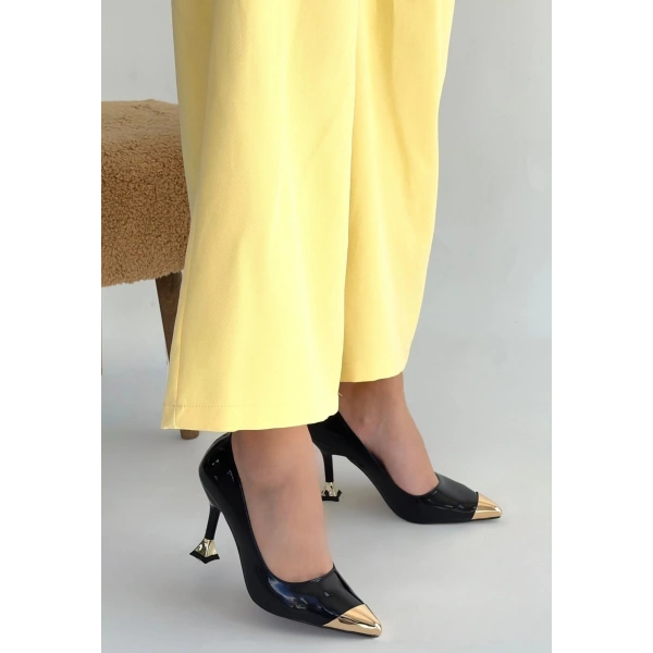 Artem Siyah Rugan Topuklu Ayakkabı