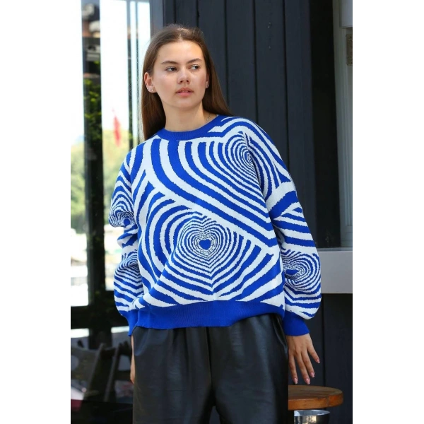 Beyaz kalp çizgili kazak saks mavisi