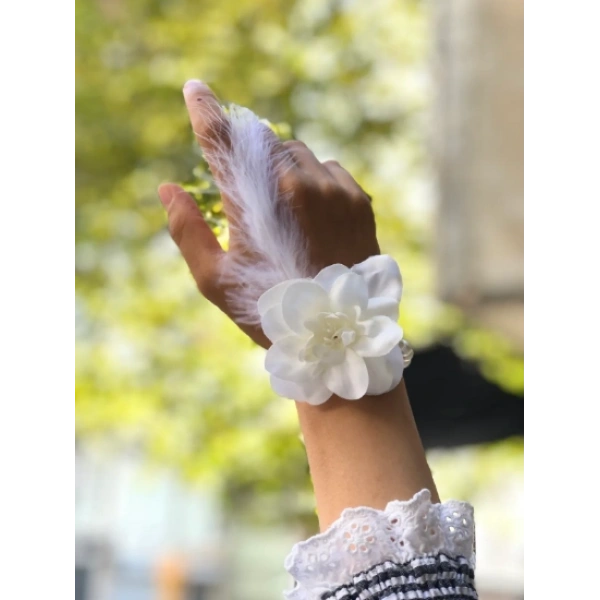 Bride to be Nedime Gelin Bilekliği Tüy ve İnci Boncuk Detaylı Beyaz Renkli Bekarlığa Veda Partisi Bilekliği 10 Adet