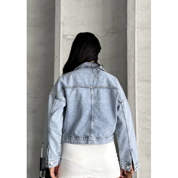 Çift cepli kol katlamalı kar yıkama crop kot ceket buz mavi d2000