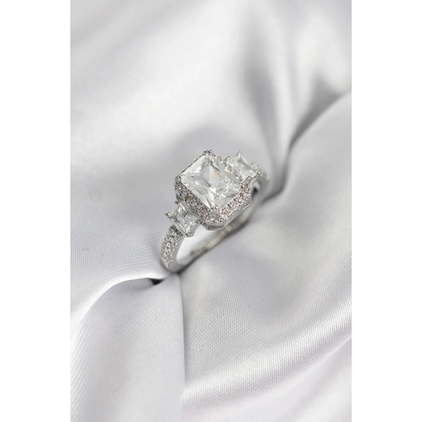 Gümüş Renk Kare Baget Zirkon Taşlı Tek Taş Model Kadın Yüzük