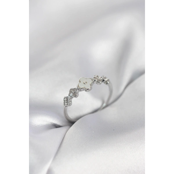 Gümüş Renk Minimal Yonca ve Zirkon Taşlı Kadın Yüzük