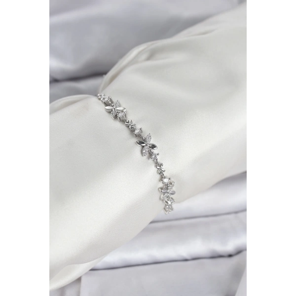 Gümüş Renk Yonca Model Zirkon Taşlı Asansörlü Kadın Bileklik