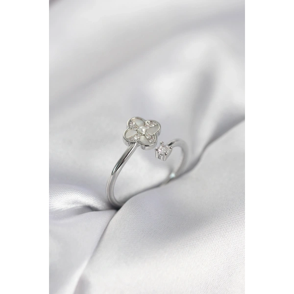 Gümüş Renk Zirkon Taşlı Yonca Model Kadın Yüzük