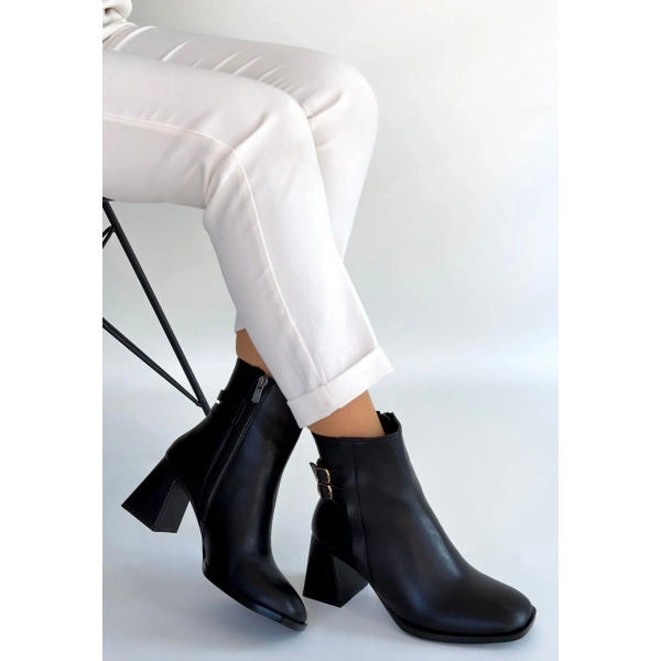 Kanda Siyah Cilt Topuklu Bot