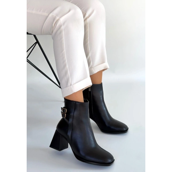 Kanda Siyah Cilt Topuklu Bot