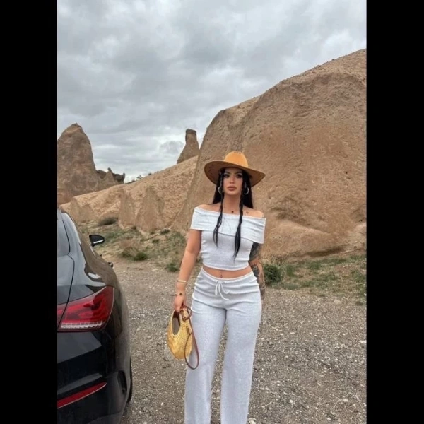 Madonna yaka bol paça pantolonlu takım