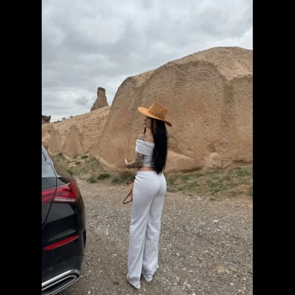 Madonna yaka bol paça pantolonlu takım